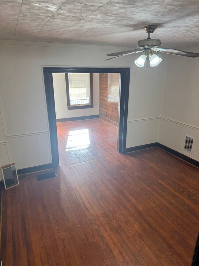 Building Photo - 4 bedroom, 1 bath, 3 story half double house