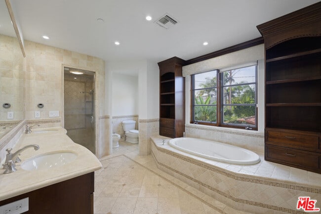 Building Photo - 305 N Palm Dr