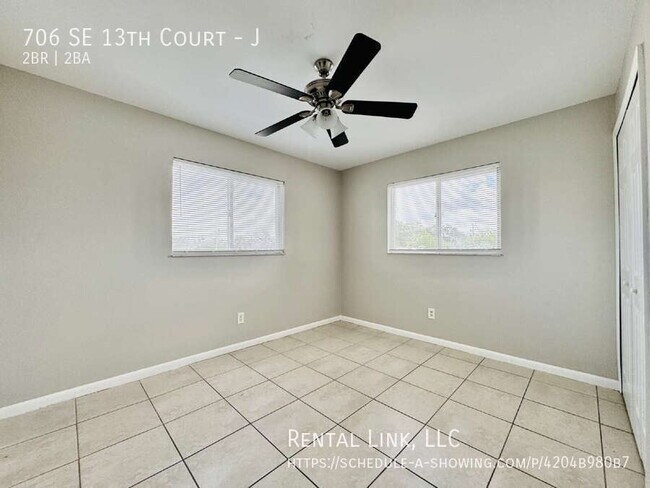 Building Photo - 706 SE 13th Ct