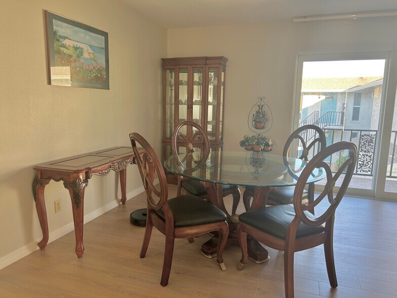 Building Photo - 215 Palm Dr