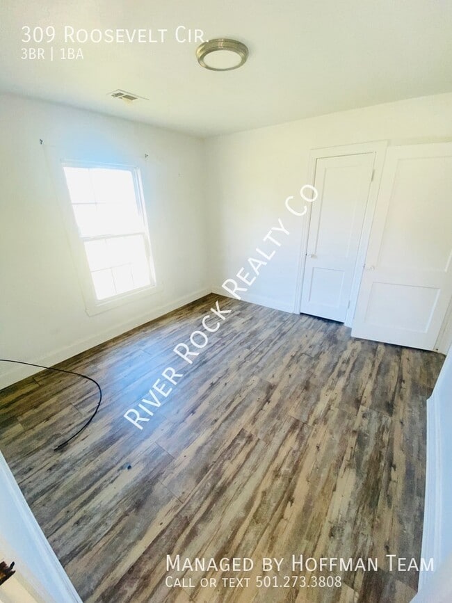 Building Photo - 309 Roosevelt Cir