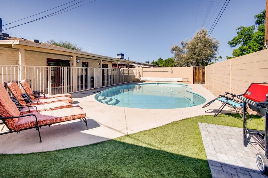 Large yard with pool and bbq - 3801 N Hayden Rd