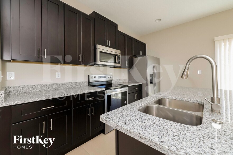 Building Photo - 650 Hudson Valley Dr