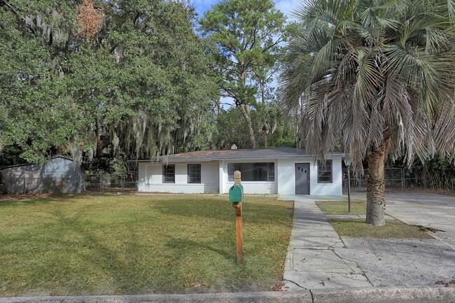 Building Photo - 6 Ranchland Dr