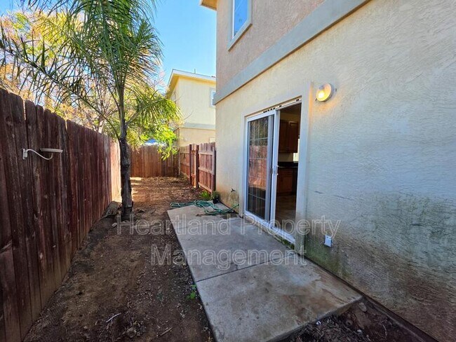 Building Photo - 690 N Grape St