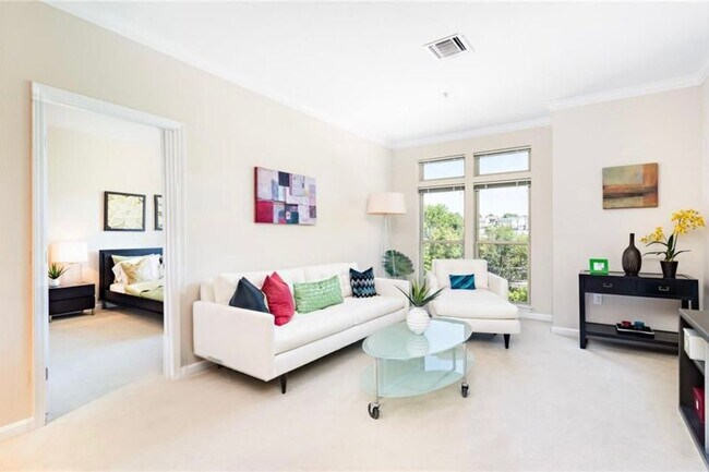 Building Photo - 903 Providence Pl