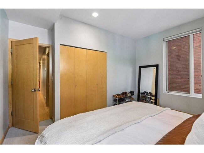 Building Photo - 561 Laurel Ave