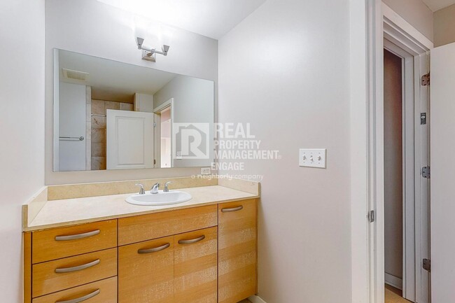 Building Photo - 2 Bedroom Condo Available for Rent in the ...