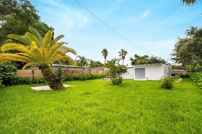 Building Photo - 1640 NW 6th Ave