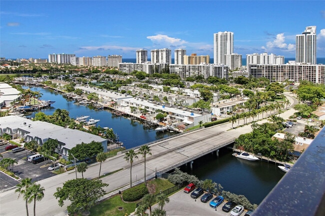 Building Photo - 2500 Parkview Dr