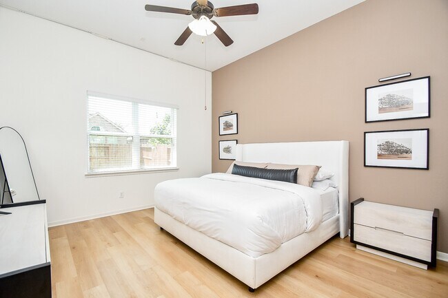 Building Photo - 24119 Via Renata Dr