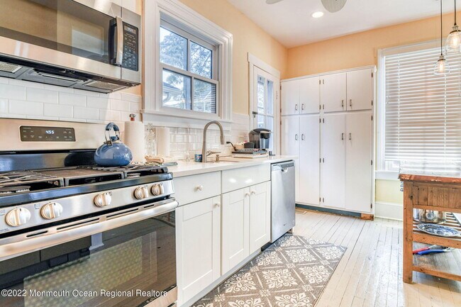 Building Photo - 14 New York Ave