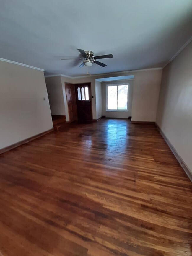 Building Photo - 461 W 3rd St