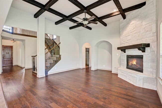 Building Photo - 40515 Manor Dr