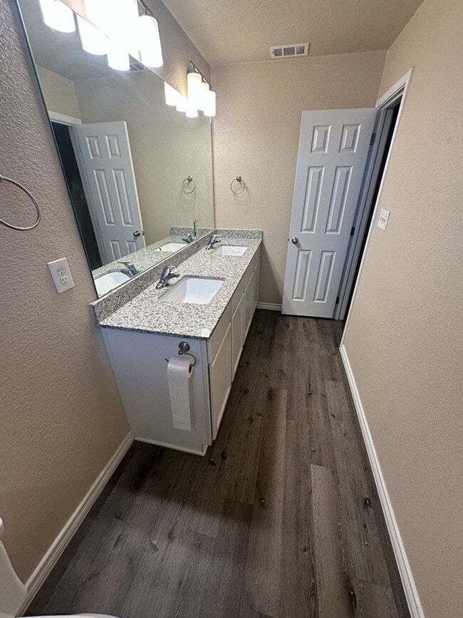 Building Photo - AVAILABLE NOW! (SECTION 8 ACCEPTED)