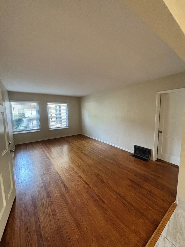 Interior Photo - 1000