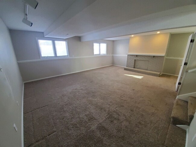 Building Photo - Pet friendly split-level 3 bedroom, 1 bathroom bi-attached home!