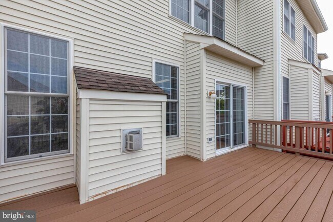 Building Photo - Spacious 3-level townhome with a 2-car garage in the desirable South Riding community.