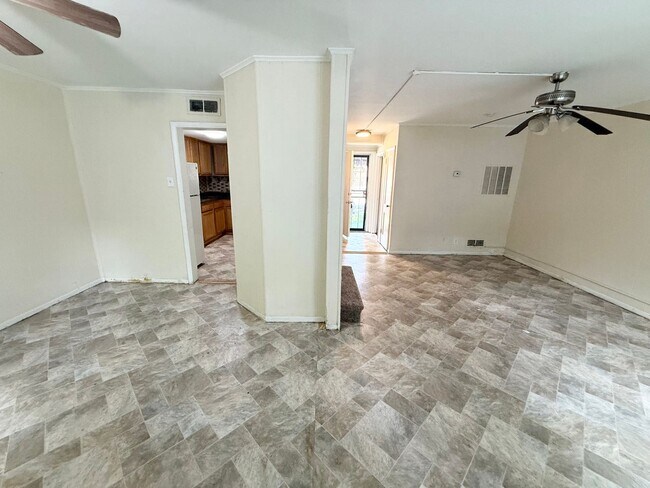Building Photo - Charming 3-Bedroom/1-Bathroon Townhome. Available on NOW!