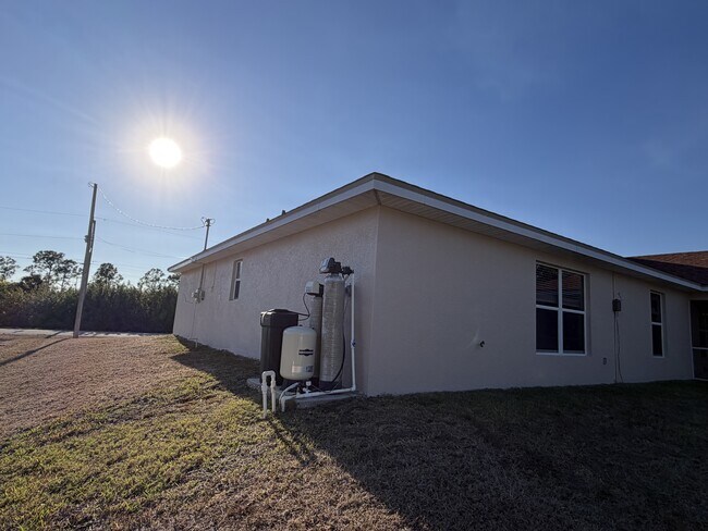 Building Photo - 4311 NE 23rd Pl