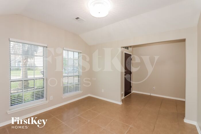 Building Photo - 5914 Rosemary Circle