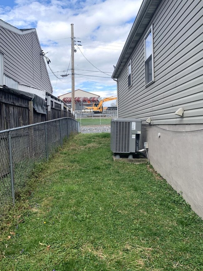 Building Photo - MOVE IN READY, APPLY NOW!!