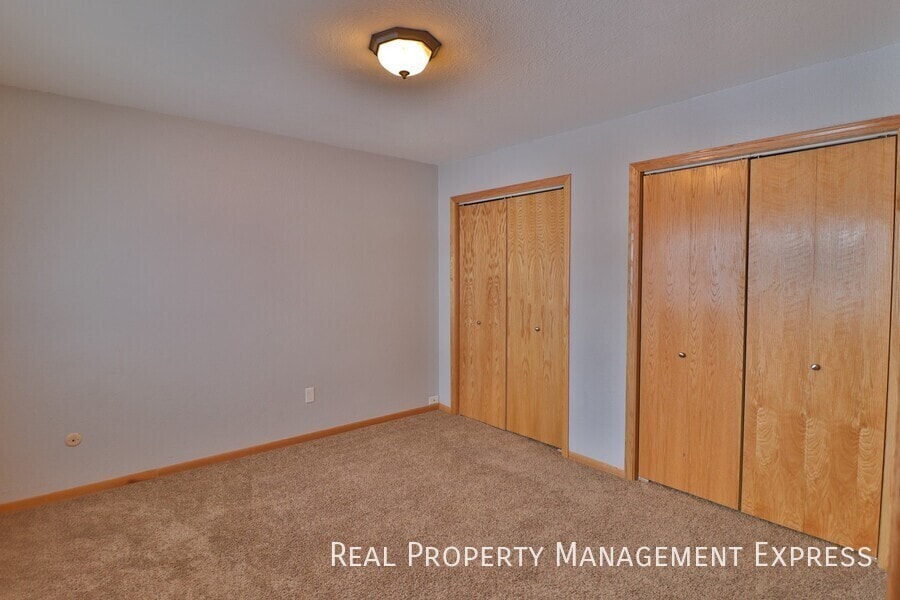 Building Photo - Spacious 3 Bedroom Duplex on the East Side...