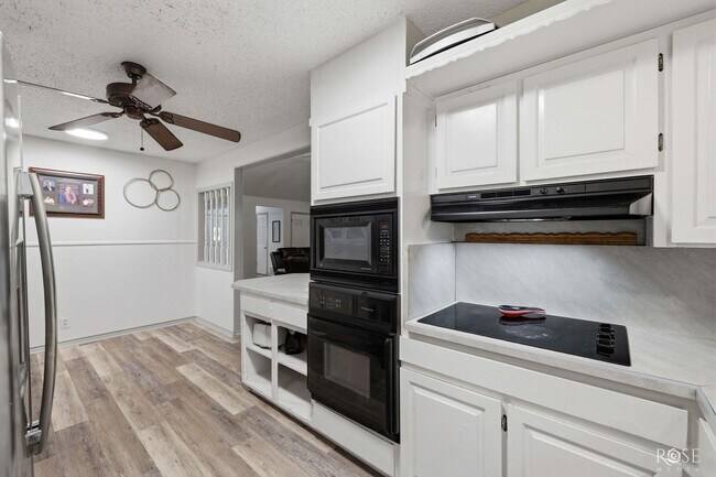 Building Photo - Charming 4 bedroom/2 Bath Home COMING SOON!