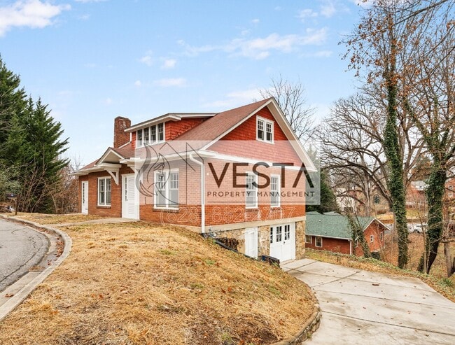 Building Photo - 68 Maple St