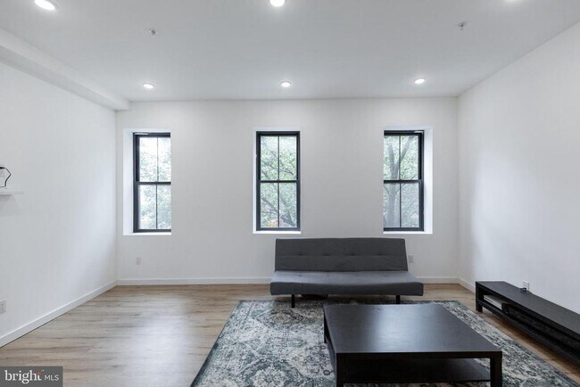 Building Photo - 3945 Lancaster Ave