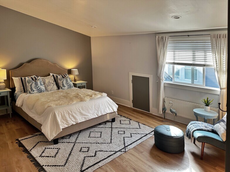 Very large open bedroom - 521 Palm St