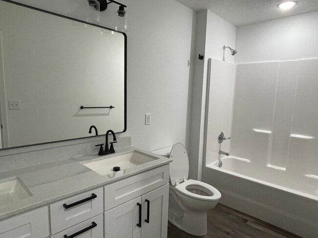 Building Photo - BEAUTIFUL 3 BEDROOM 2.5 BATHROOM TOWNHOUSE...