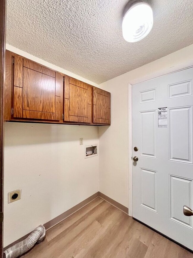 Building Photo - 2 Bedroom, 1 Bath Duplex, 1 Car Garage
