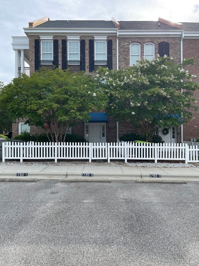 Building Photo - 3 Bedroom 2.5 Bathroom Condo in Sunset Beach