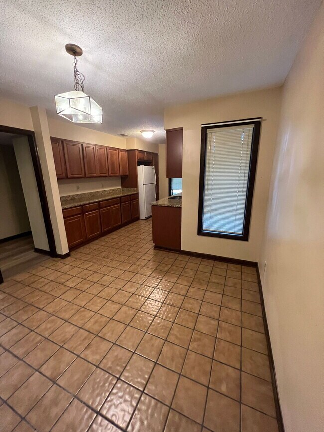 Building Photo - Large 2BD/ 2BTH with loft-Great Location