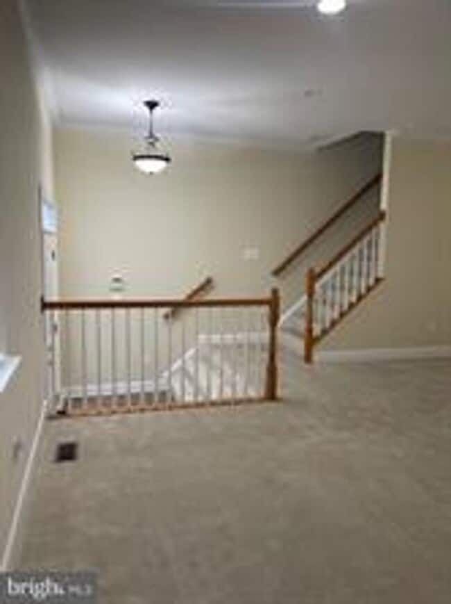 Building Photo - END UNIT TOWNHOUSE WITH 2 CAR GARAGE, 4 BEDROOMS AND 3.5 BATHS..FINISHED REC ROOM