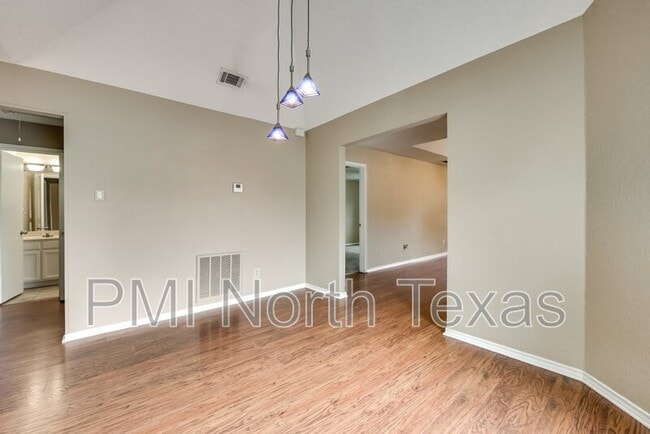 Building Photo - 2701 London Ct