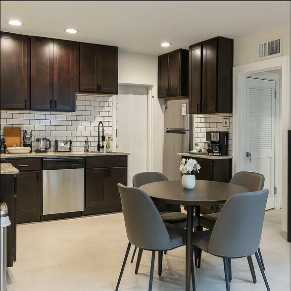 Primary Photo - 7012 Forsyth Blvd