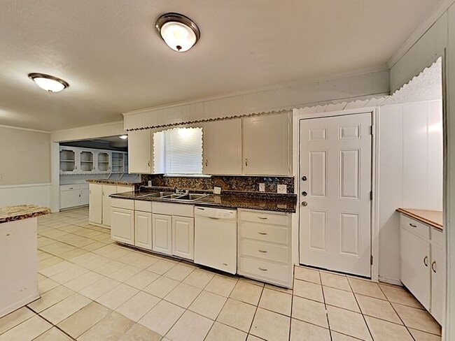 Building Photo - No Application Fee* Plus $250 Off First 2 ...