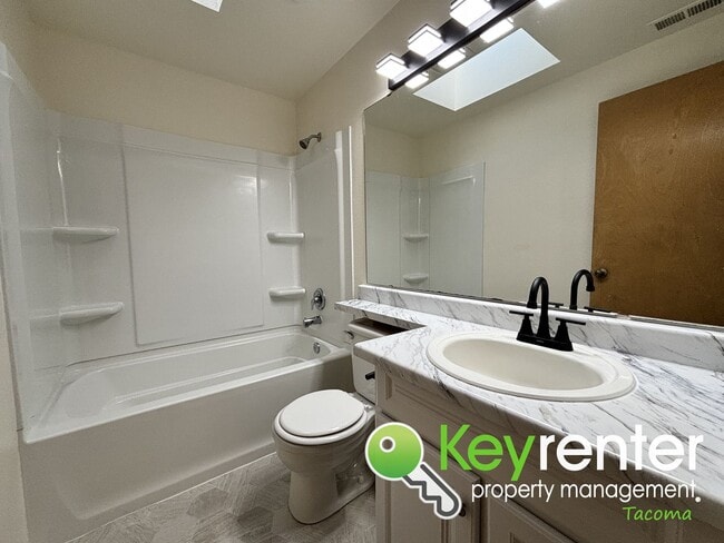 Building Photo - Spacious Northeast Tacoma 3 Bedroom 2.5 Bathroom Home for Rent in Secluded Neighborhood!