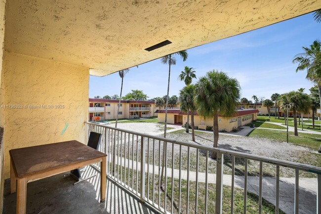 Building Photo - 850 E Commercial Blvd