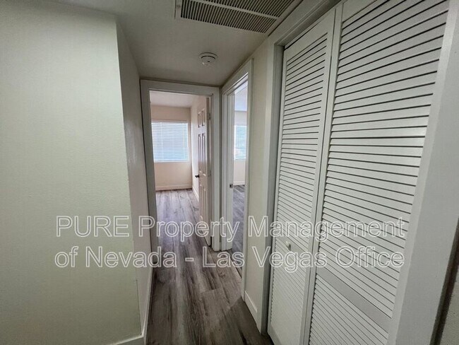 Building Photo - 1405 E Vegas Valley Dr