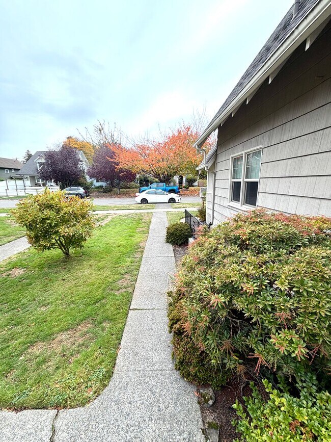 Building Photo - Desired Neighborhood! 3bd 1ba w/new flooring