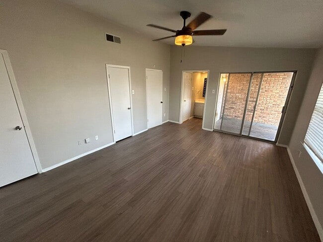 Building Photo - Enjoy a convenient and stylish living!