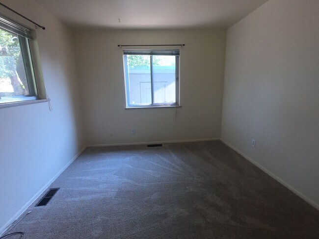 Building Photo - Craftsman duplex with covered parking!