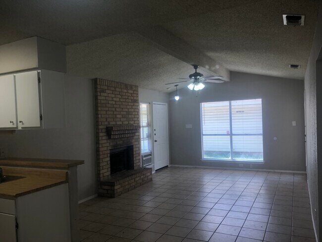 fireplace / vaulted ceiling - 7257 Lansbury Dr