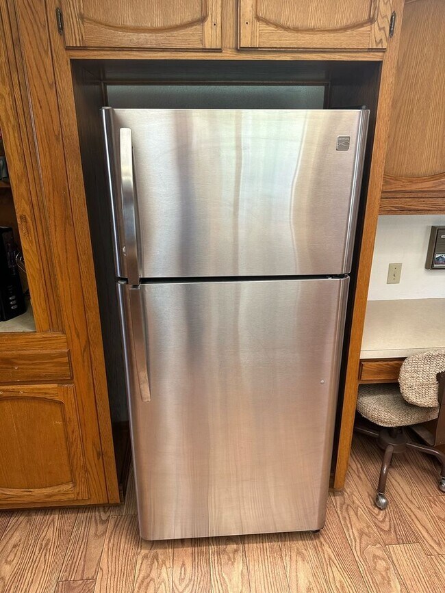 Building Photo - 475 E Mercedes Ave