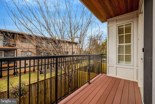 Building Photo - 229 Locust St SE