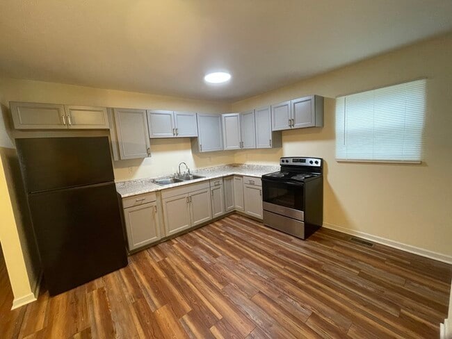 Building Photo - 2 Bedroom 1 Bath House Available