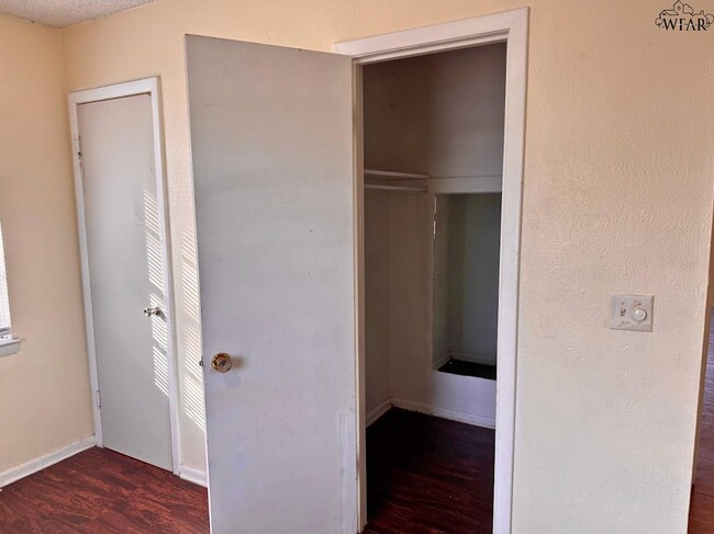 Building Photo - 1612 Phoenix Dr